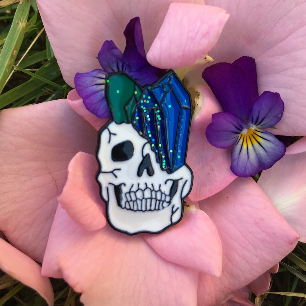 ❌ SOLD ❌𖤐 Skull & Glittery Crystals Enamel Pin 𖤐